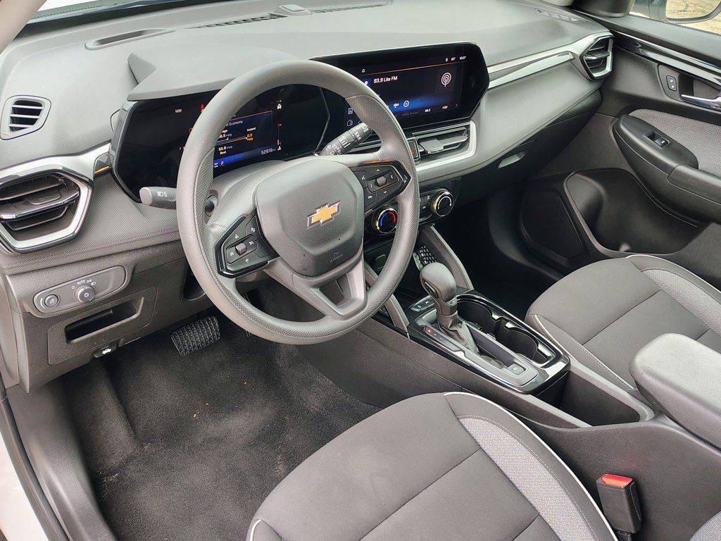 Used 2025 Chevrolet TrailBlazer LT AWD/4WD image 17