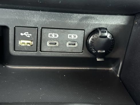 Used 2022 Toyota Highlander XLE AWD/4WD image 36