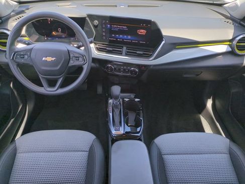 Certified 2025 Chevrolet Trax LT FWD image 16