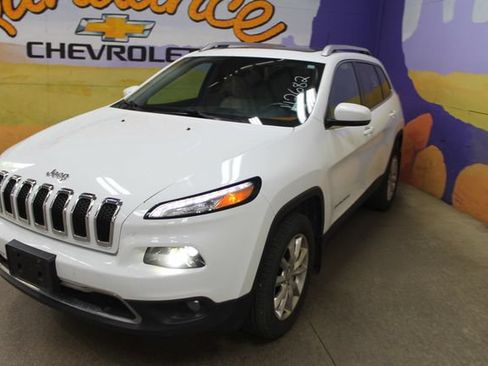 Used 2016 Jeep Cherokee Limited w/ Luxury Group AWD/4WD image 4