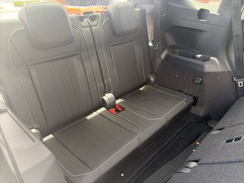 Used 2022 Volkswagen Tiguan SE R-Line FWD image 9