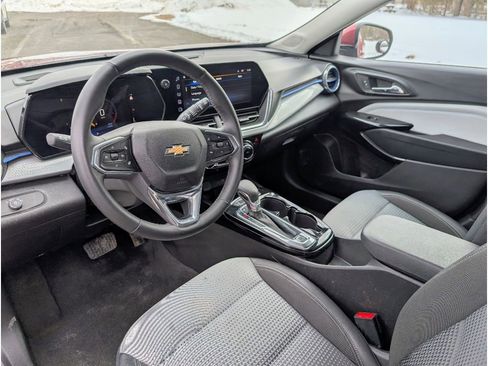 Used 2025 Chevrolet Trax LT w/ LT Convenience Package image 17