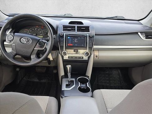 Used 2014 Toyota Camry L image 17
