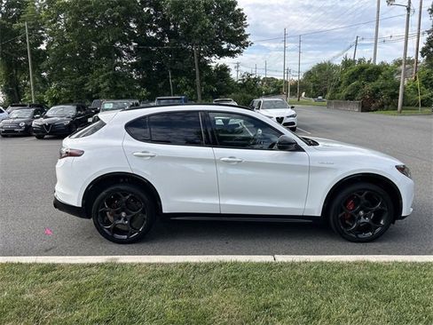 Used 2024 Alfa Romeo Stelvio Veloce image 9