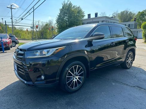 Used 2017 Toyota Highlander SE AWD/4WD image 3