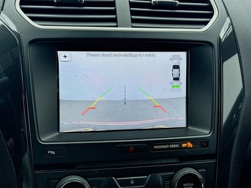Used 2018 Ford Explorer XLT w/ Equipment Group 202A FWD image 10