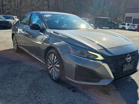 Used 2025 Nissan Altima 2.5 SV FWD image 4