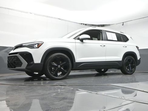 Used 2025 Volkswagen Taos SE image 33