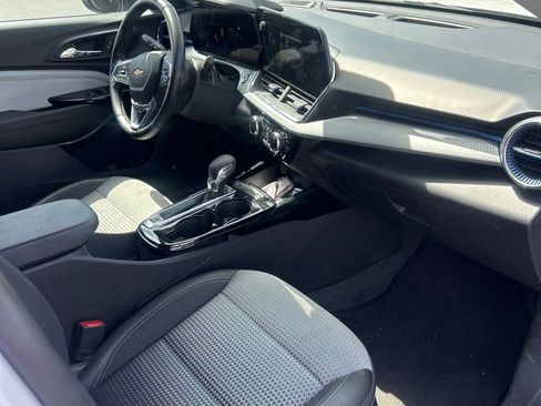 Used 2025 Chevrolet Trax LT w/ LT Convenience Package FWD image 17