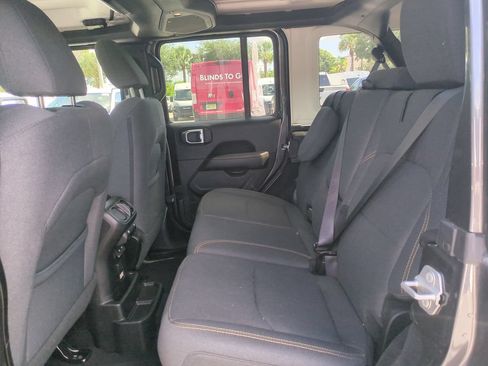Used 2025 Jeep Wrangler Unlimited Sahara AWD/4WD image 15