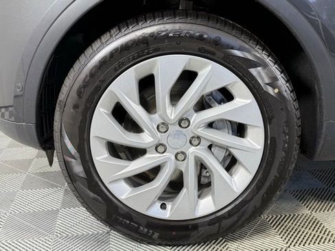 Certified 2025 Land Rover Discovery S image 10