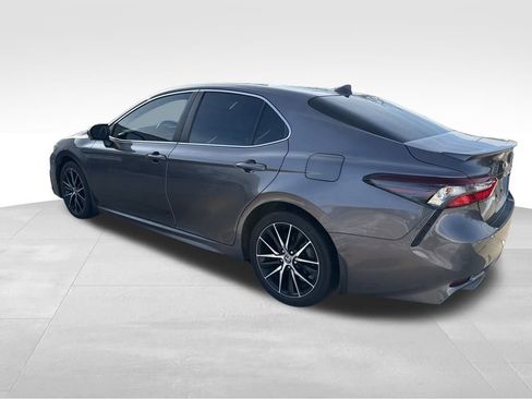 Used 2022 Toyota Camry SE w/ Cold Weather Package image 9