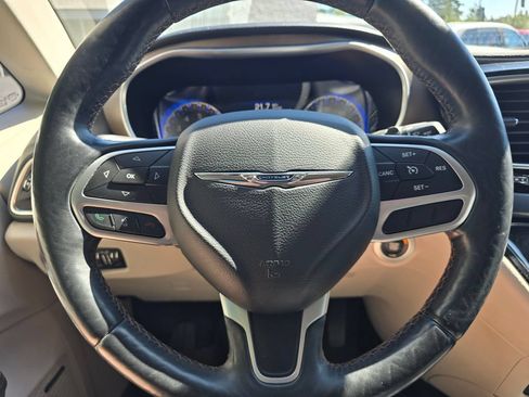 Used 2017 Chrysler Pacifica Touring-L Plus FWD image 6
