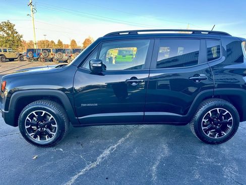 Used 2023 Jeep Renegade Latitude image 2