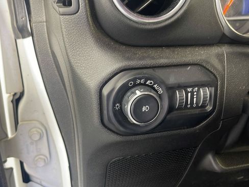 Used 2020 Jeep Wrangler Unlimited Sahara w/ Uconnect 4C Nav & Sound Group AWD/4WD image 11
