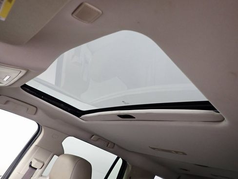 Used 2017 GMC Yukon SLT image 2