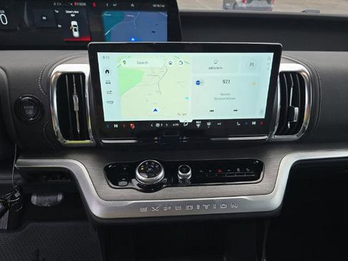 Used 2025 Ford Expedition Platinum image 12