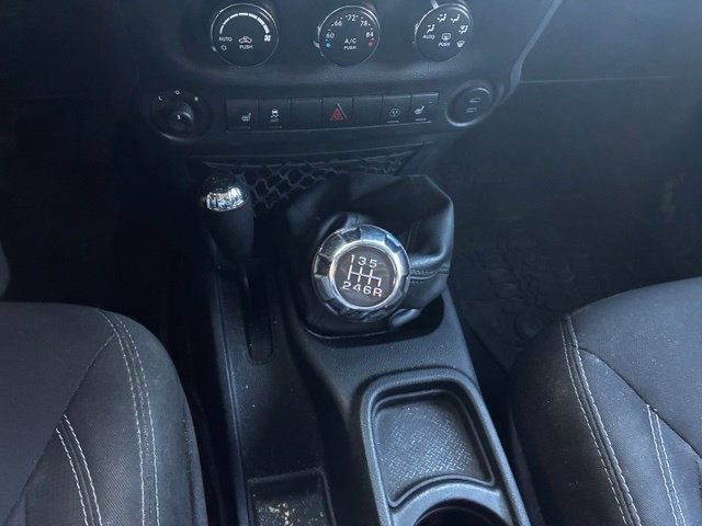 Used 2015 Jeep Wrangler Rubicon w/ Power Convenience Group AWD/4WD image 19