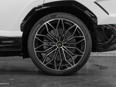 Used 2025 Lamborghini Urus SE image 9