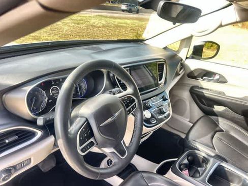 Used 2023 Chrysler Pacifica Touring-L FWD image 15