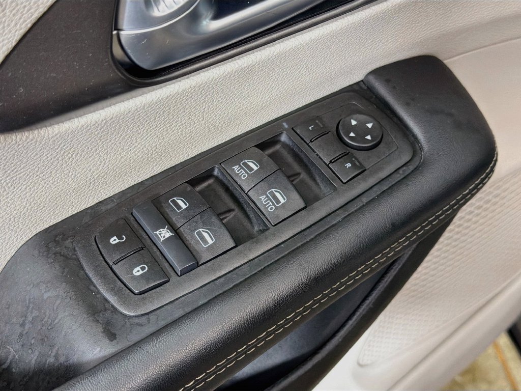 Used 2024 Chrysler Pacifica Touring-L FWD image 18