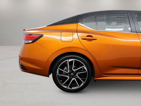 Used 2025 Nissan Sentra SR w/ SR Premium Package image 17