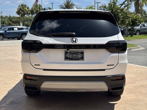 Used 2025 Honda Pilot Touring image 4