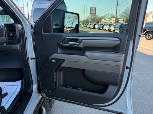 Used 2024 Chevrolet Silverado 2500 ZR2 w/ Technology Package image 21
