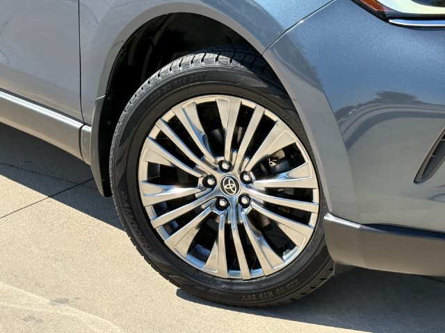 Used 2023 Toyota Venza XLE AWD/4WD image 2