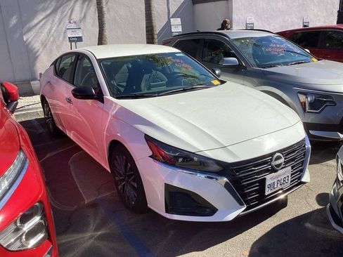 Used 2025 Nissan Altima 2.5 SV FWD image 5