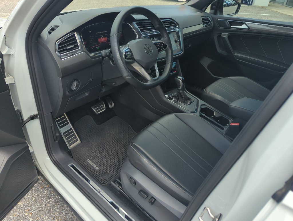 Certified 2023 Volkswagen Tiguan SE R-Line FWD image 11