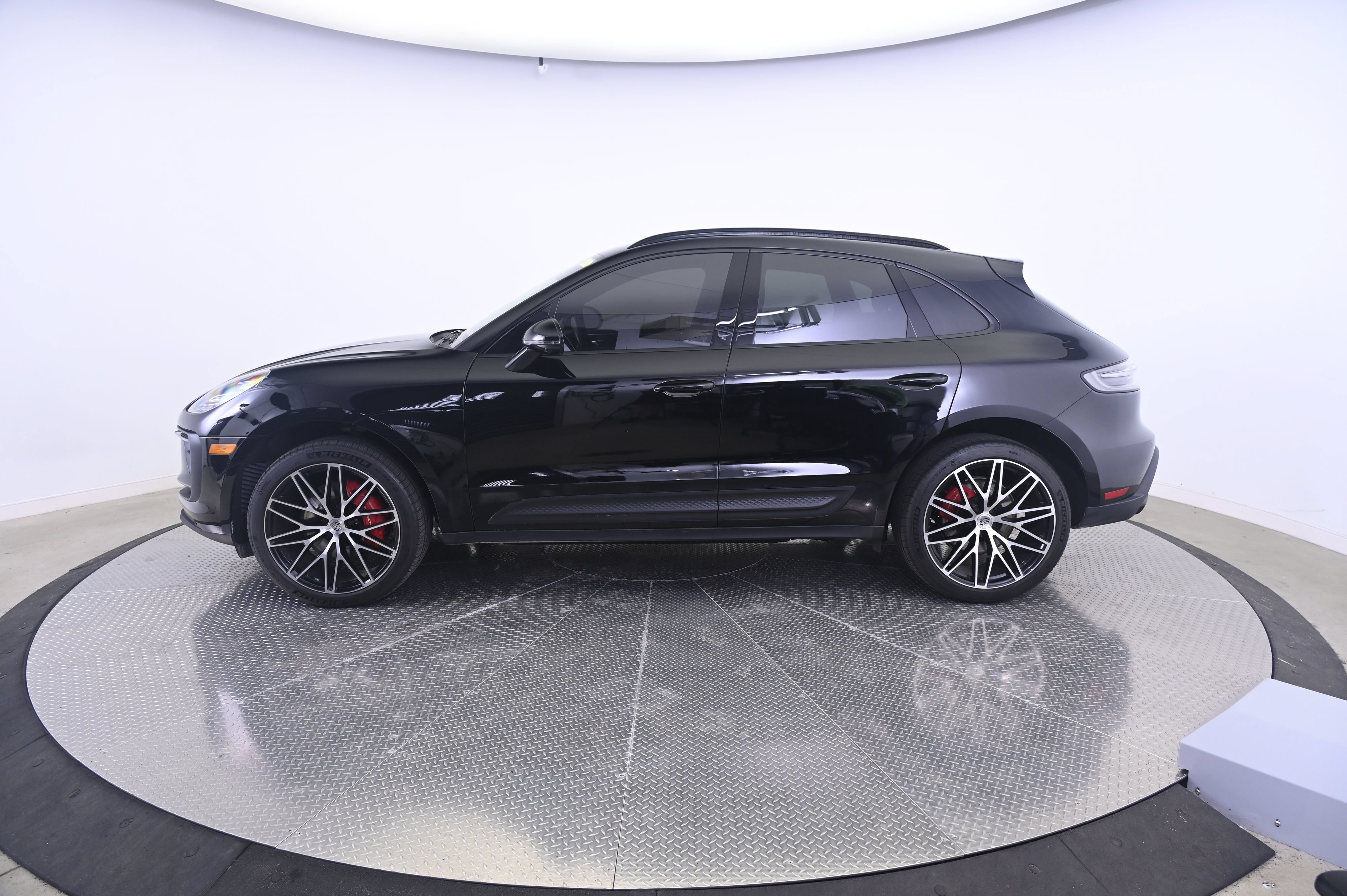 Certified 2023 Porsche Macan S AWD/4WD image 2