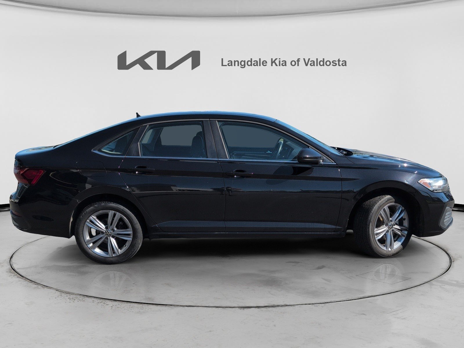 Used 2024 Volkswagen Jetta SE FWD image 3