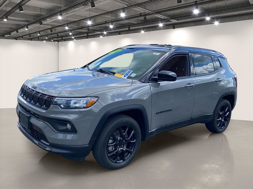 Used 2023 Jeep Compass Latitude AWD/4WD image 3