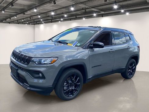 Used 2023 Jeep Compass Latitude AWD/4WD image 3