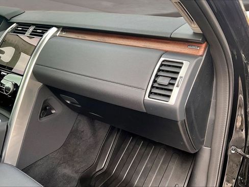 Used 2024 Land Rover Discovery S image 16