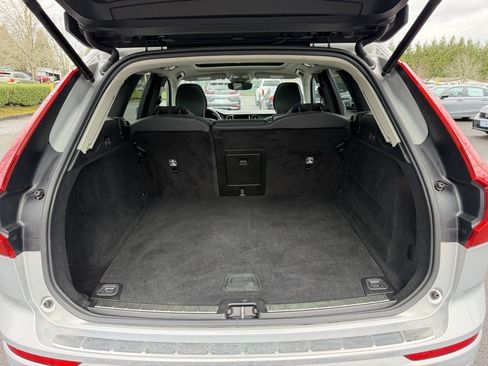 Used 2023 Volvo XC60 B5 Plus image 12