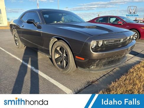 Used 2016 Dodge Challenger SXT image 1