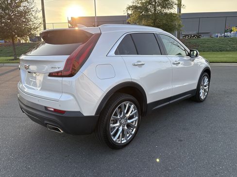 Used 2022 Cadillac XT4 Luxury w/ Cold Weather Package AWD/4WD image 9