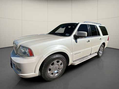 Used 2005 Lincoln Navigator Luxury image 3