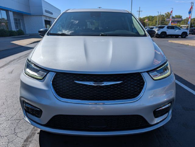 Used 2024 Chrysler Pacifica Touring-L FWD image 8