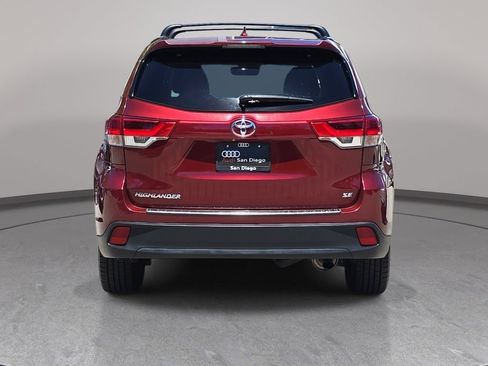 Used 2017 Toyota Highlander SE w/ Carpet Mat Package FWD image 7