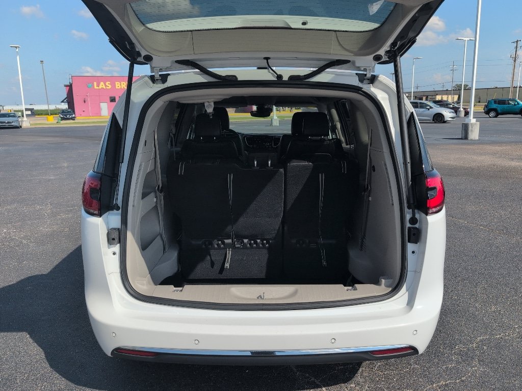 Used 2024 Chrysler Pacifica Touring-L FWD image 11