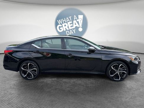 Used 2025 Nissan Altima 2.5 SR FWD image 2