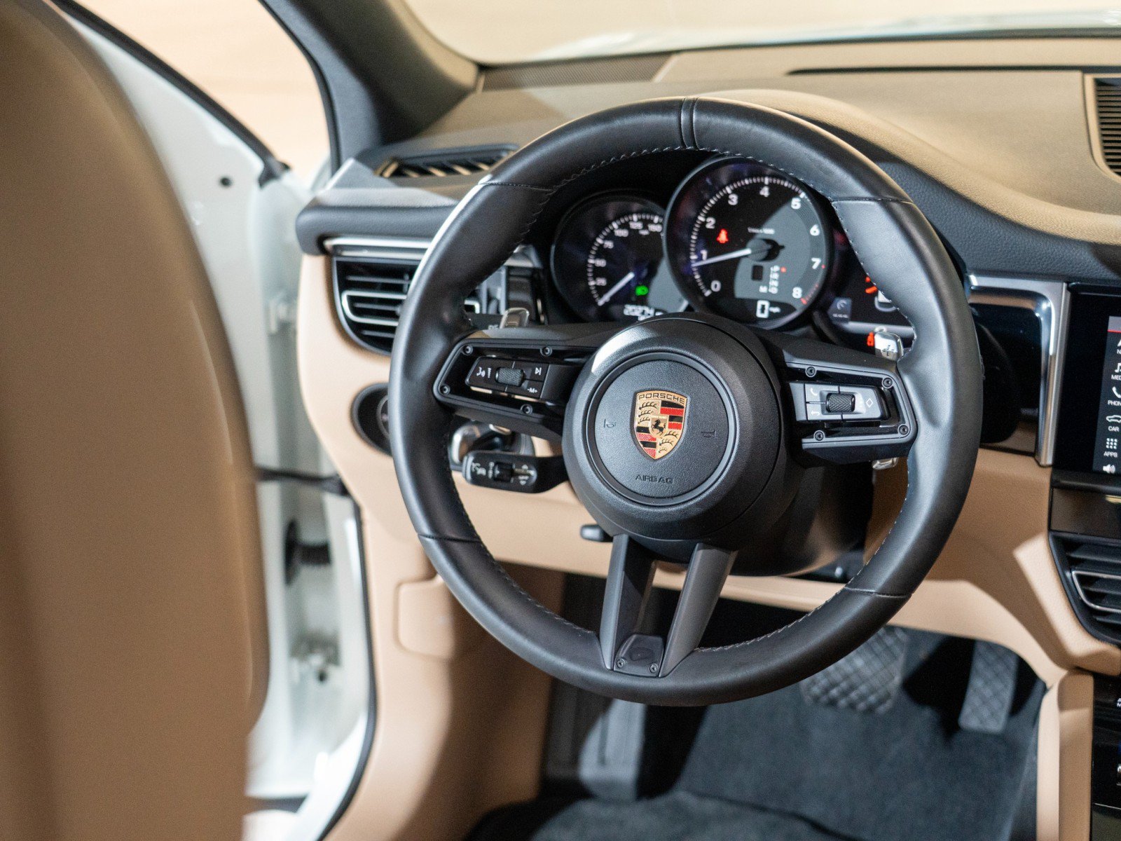 Certified 2023 Porsche Macan AWD/4WD image 25
