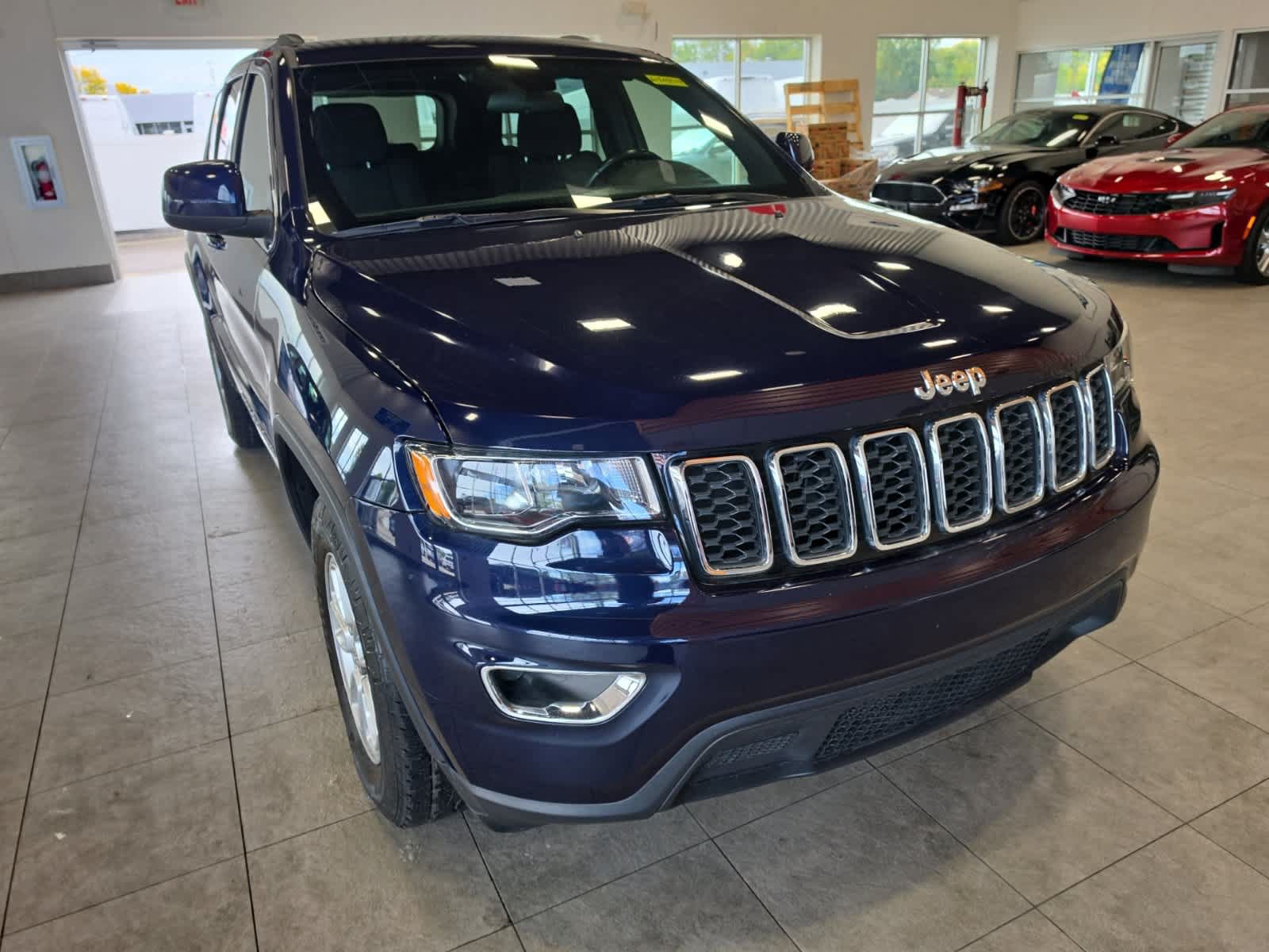 Used 2018 Jeep Grand Cherokee Laredo AWD/4WD image 3