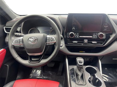 Used 2024 Toyota Highlander FWD image 58