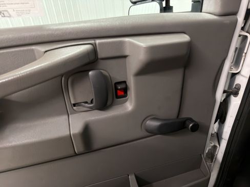 Used 2013 GMC Savana 3500 RWD image 17