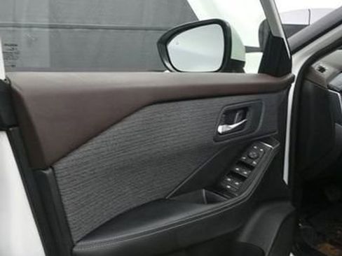 Used 2023 Nissan Rogue SV AWD/4WD image 12
