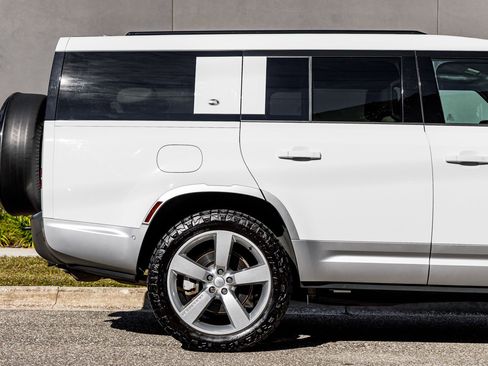 Used 2023 Land Rover Defender 130 SE image 12